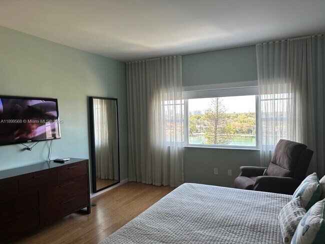 Building Photo - 4925 Collins Ave