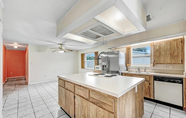 Building Photo - 4189 Hammock Dr