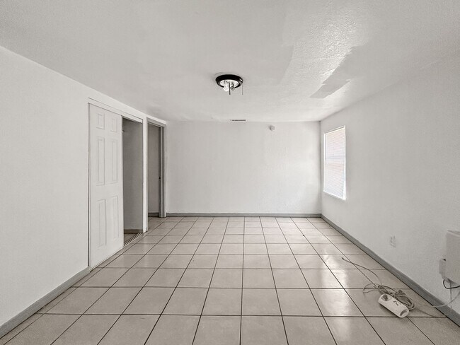 Building Photo - Spacious Tampa Home for Rent | Great Location & Large Yard! 3bed |2bath