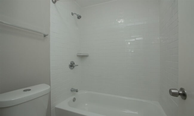 Building Photo - 833 Lakeview Dr