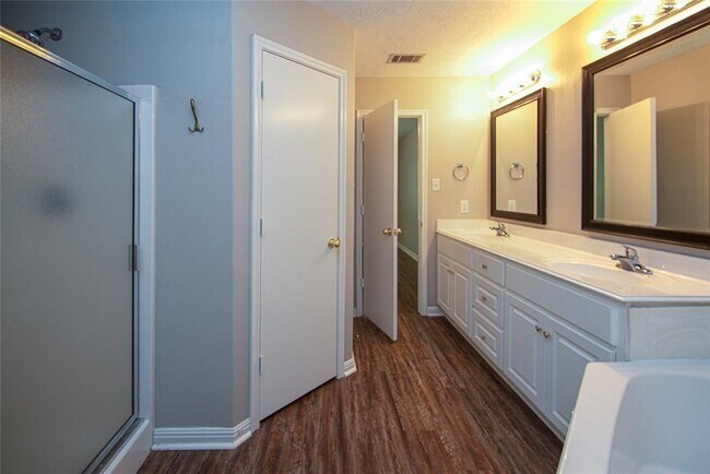 Building Photo - 16384 Sun View Ln