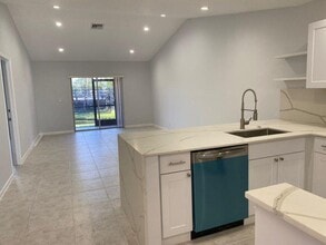 Building Photo - 9973 Three Lakes Cir