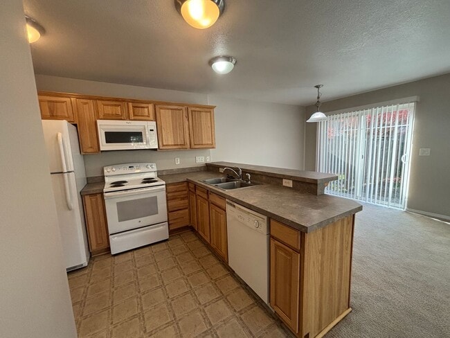 Building Photo - 3 Bedroom 2.5 Bath Two Story Duplex