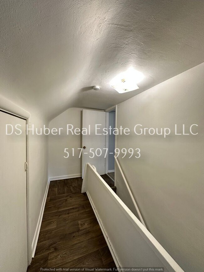 Building Photo - 2 bed 1 bath With Attached Garage!