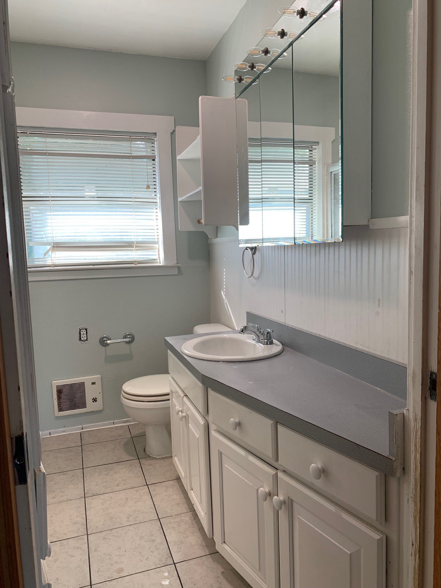 Guest bath - 1240 S Brazos St