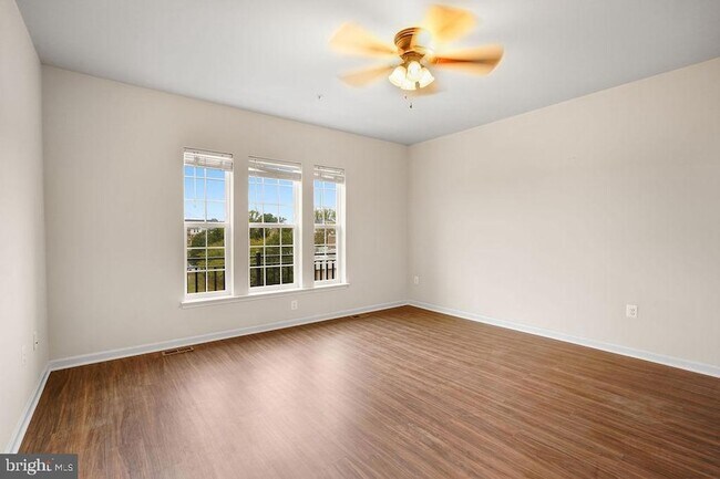 Building Photo - 12854 Cloverleaf Center Drive