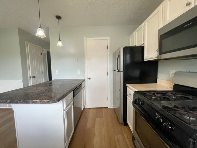 Building Photo - Townhome with central air and a garage!