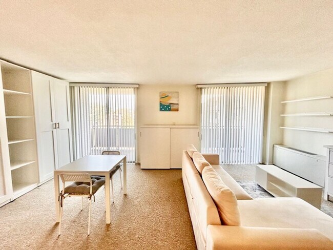 Building Photo - Convenient, beautiful, fully furnished and...