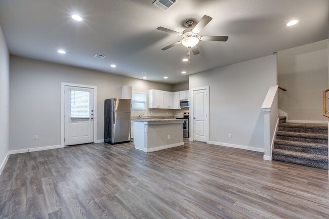 Building Photo - 3-BEDROOM TOWNHOME-STYLE DUPLEX