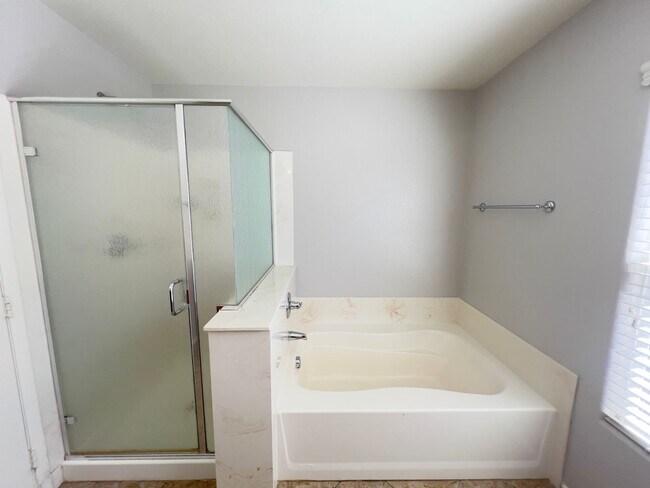 Building Photo - 4 bedroom, 3 bathroom home located in Southwest, NV!