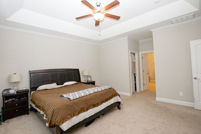 Building Photo - "Large 3-Bedroom plus BONUS Retreat with S...