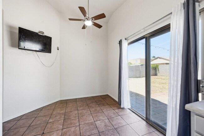 Building Photo - 12418 W Windrose Dr