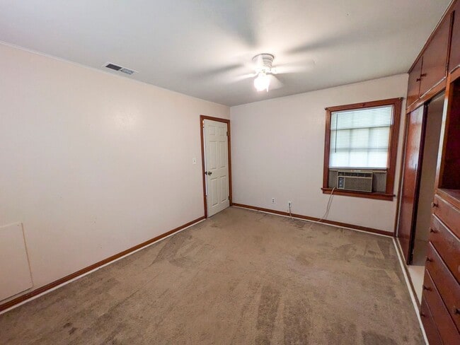 Building Photo - 270 N Ann St