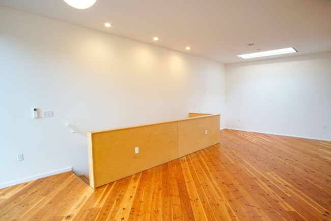 Building Photo - Modern Design Live/Work Townhouse in NW Portland!