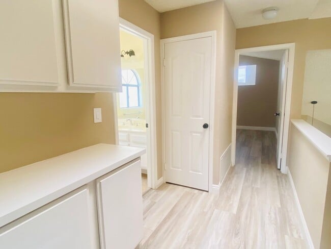 Building Photo - Calabasas Two-Story 4b/3b Beautifully & Mo...
