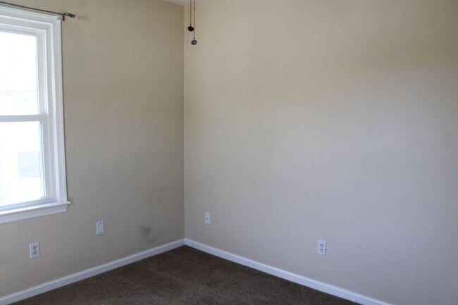 Building Photo - 3BD/2.5BA Home minutes from Dam Neck!  Full fenced Back yard!!