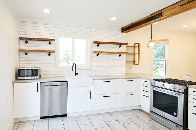 Building Photo - Charming Pet-Friendly Belmont Home With Fenced Yard