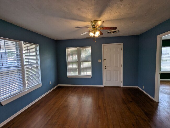 Building Photo - Central Lubbock Home