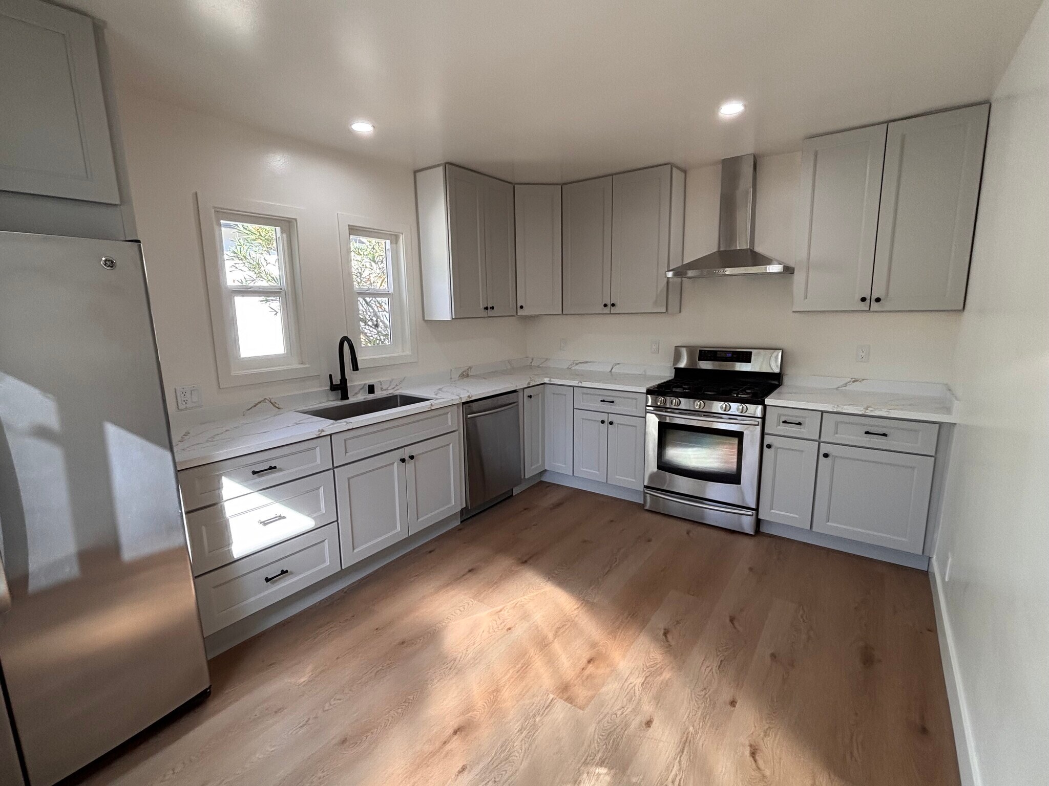 Building Photo - 6534 Peach Ave