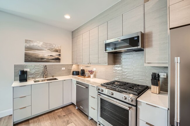 Building Photo - Modern stylings and cutting-edge convenien...