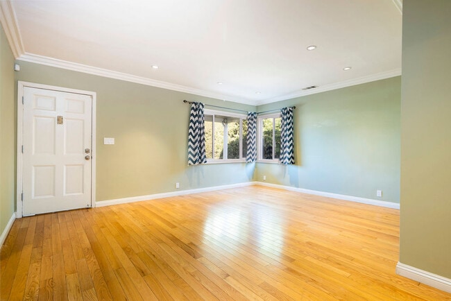 Building Photo - 10744 Charnock Rd