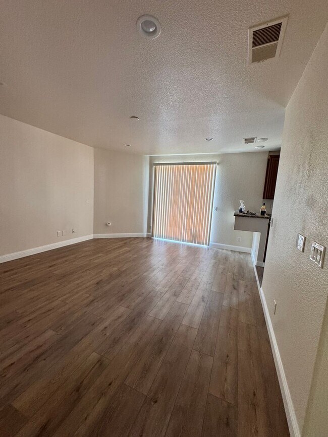 Building Photo - Move in Ready