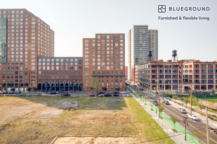 Building Photo - 300 Coles St
