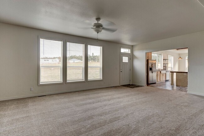 Building Photo - 3 Bed 2 Bath Pet Friendly Home