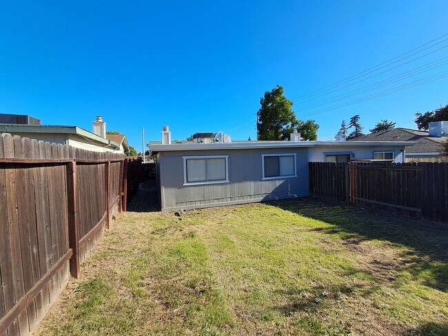 Building Photo - Roseville 2 Bedroom Duplex, New Carpet, Central Heat and Air, Large Fenced Yard