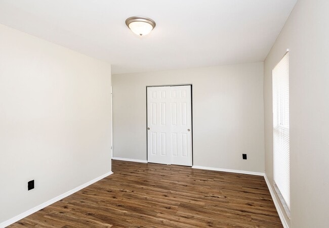 Building Photo - Lovely 3 Bedroom 2 Bathroom Home