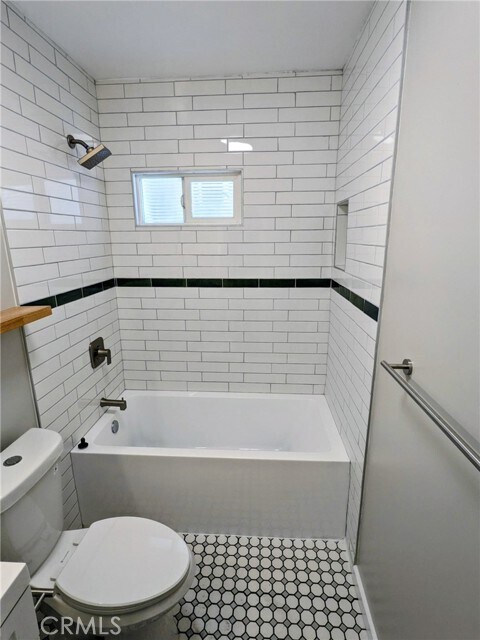 Building Photo - 1000 E 1st St