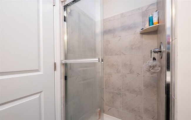 En-Suite Bath - 2500 Normandy Rd