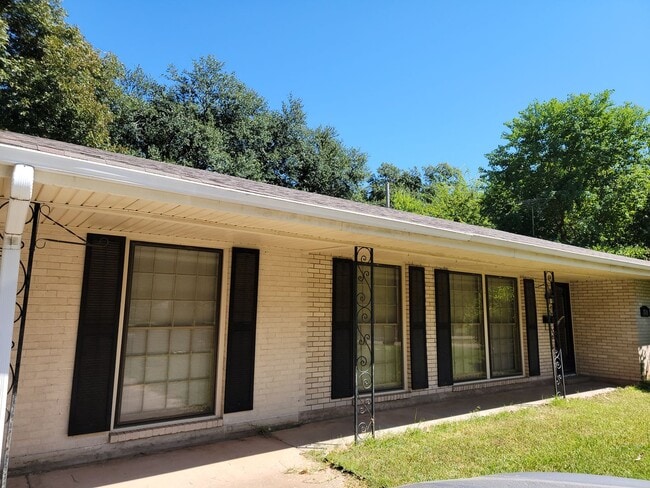 Building Photo - $500 Off 1st Month Special