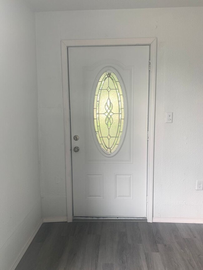 Building Photo - Recently Remodeled 2 bedroom 1 bathroom home