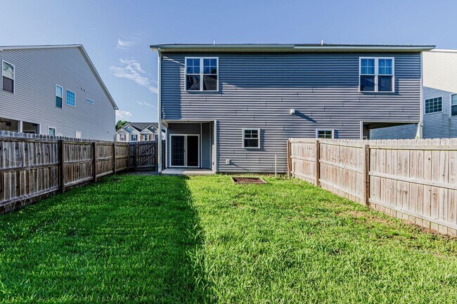 Building Photo - Townhome For Rent!