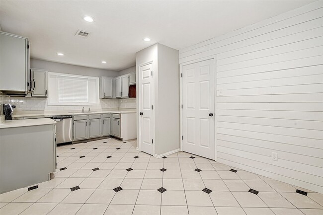 Building Photo - 120 N Flaxseed Ln