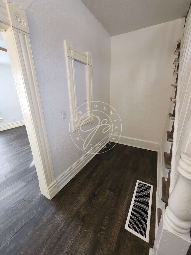 Building Photo - 4 bed 2 bath home with over 1600 Sq Feet!