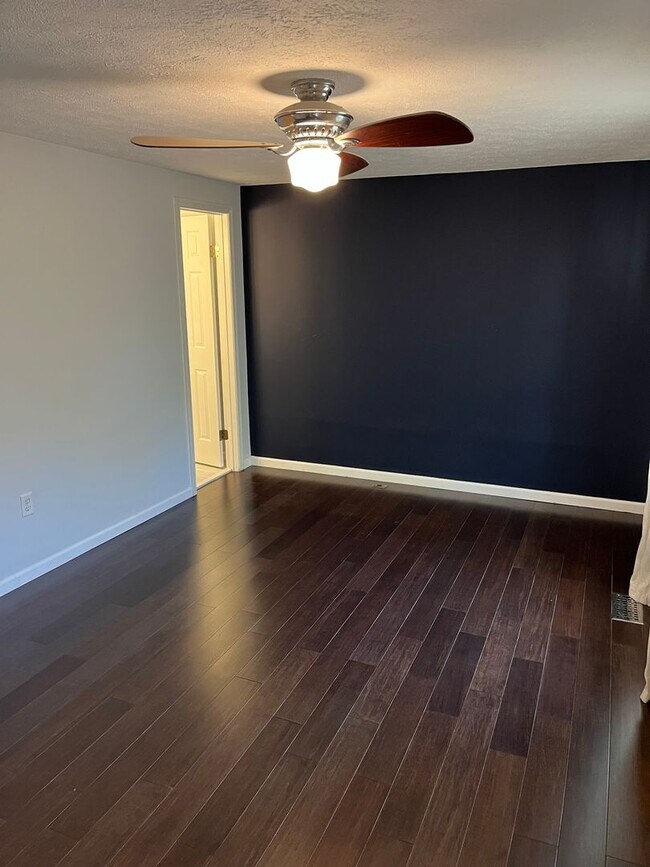 Building Photo - Beautiful 2 Bedrooms 2.5 Bathroom luxury 3 level Townhouse location in the Rockburn Commons Commu...