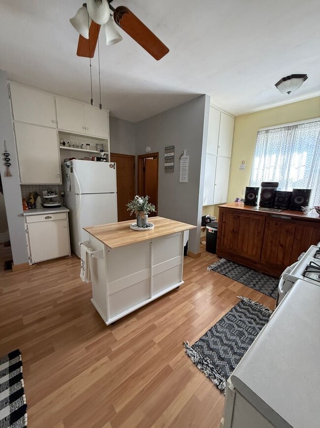 Building Photo - Four Bedroom House in La Crosse
