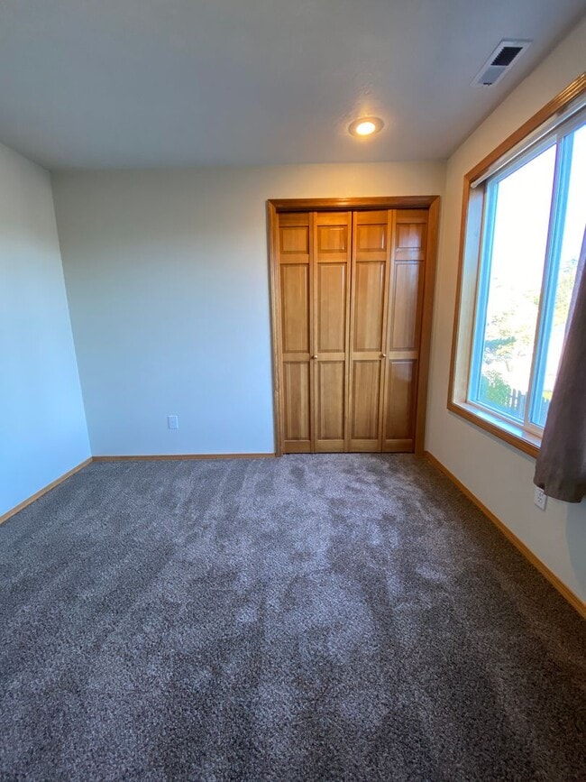 Building Photo - Spacious & Updated 4 Bedroom 2.5 Bath In H...