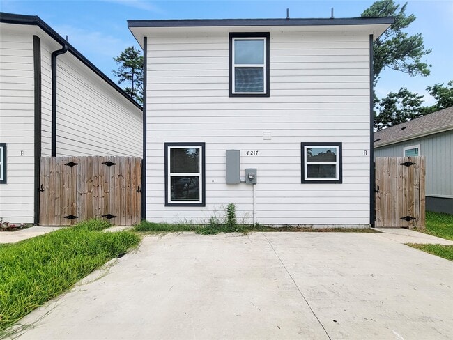 Primary Photo - 8217 Crestview Dr