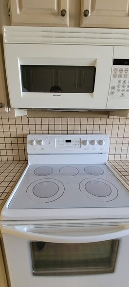 Stove - 643 Cimarron Trl