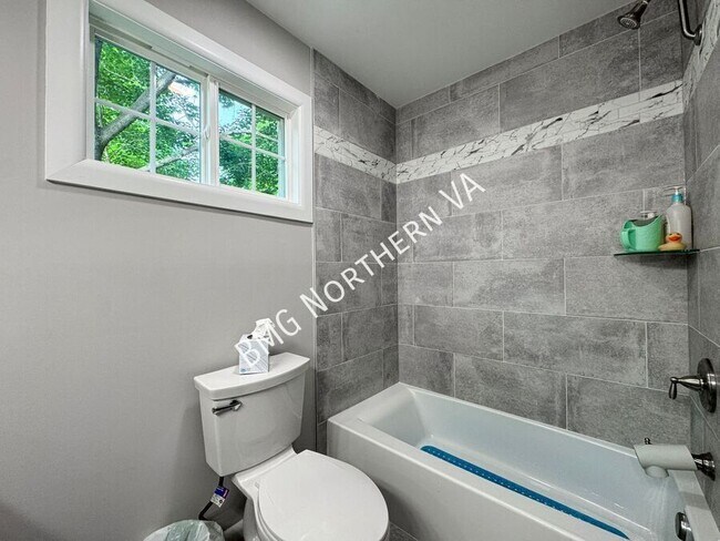 Building Photo - 404 Onondio Cir SE