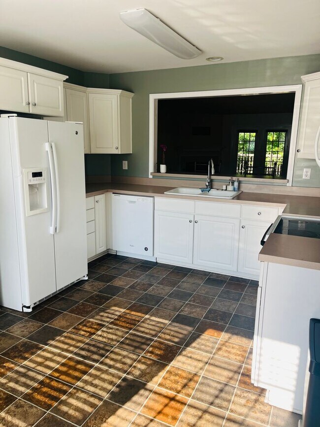 Building Photo - Spacious 3-Bedroom Home in Sought-After Be...