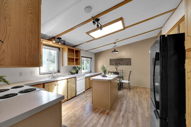 Building Photo - 3-Bedroom 2-Bathroom home with HUGE Shop in Cedar Flats