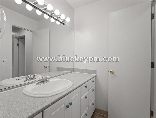 Building Photo - 3 Bed, 1.5 Bath Townhome in Hazel Dell Near Salmon Creek Regional Park