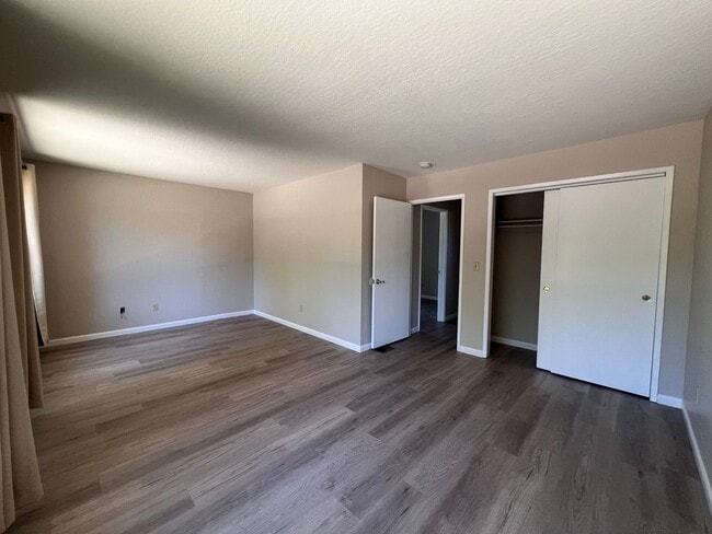 Building Photo - Spacious Split-Level! 4-Bedroom, 3.5-Bath ...