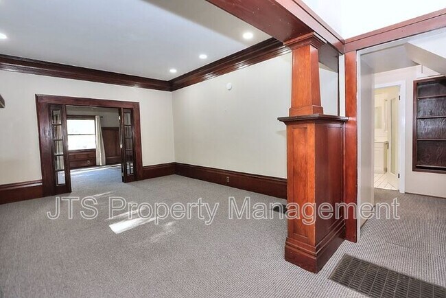 Building Photo - 1015 27th St