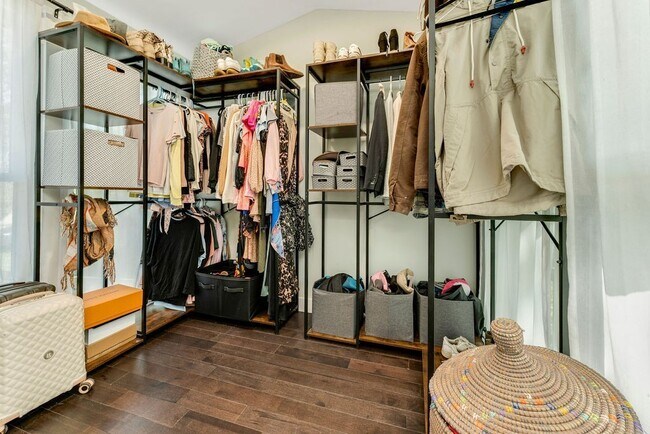 Building Photo - 1422 Benjamin St