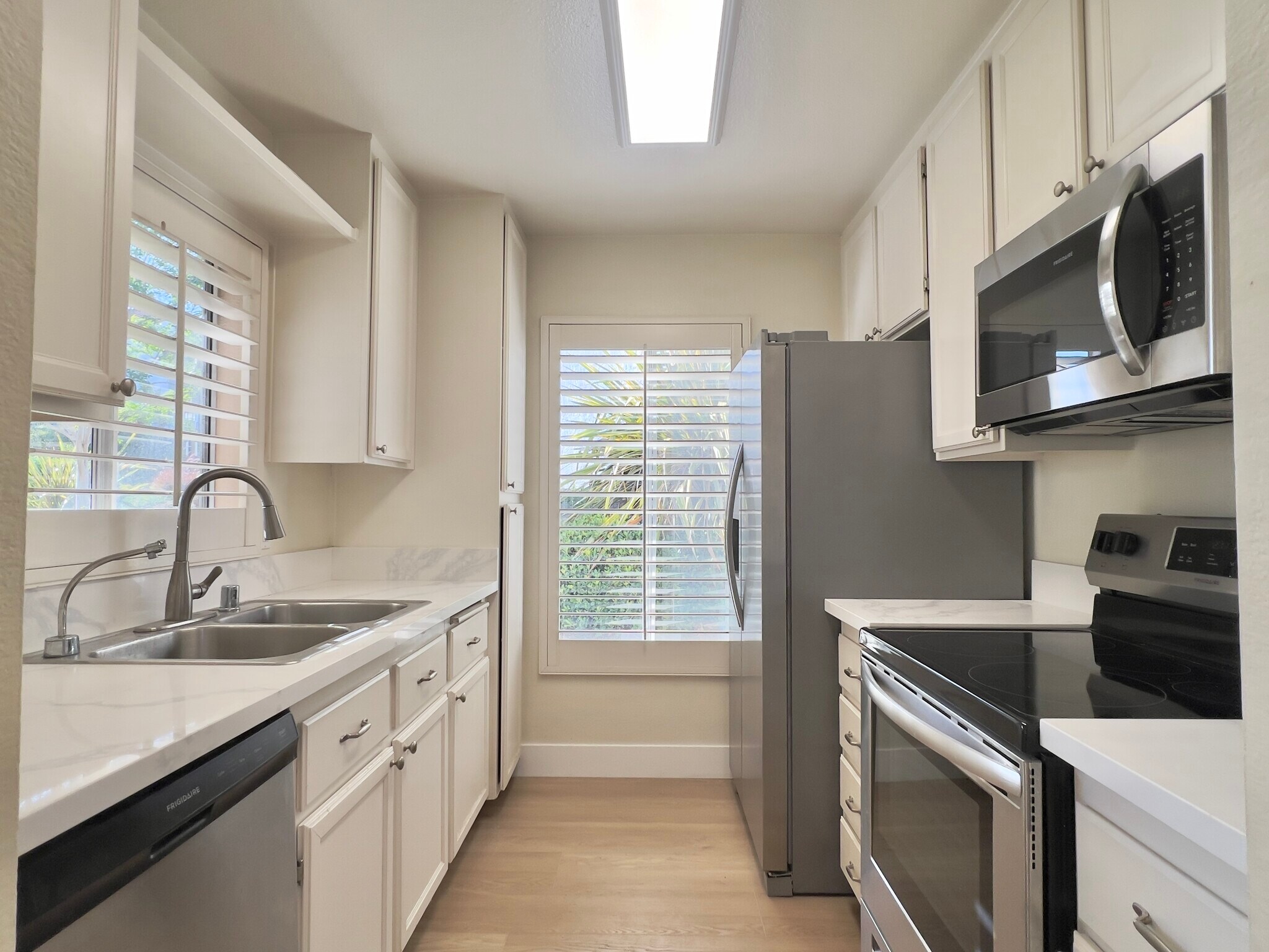 Building Photo - 858 S Rancho Santa Fe Rd